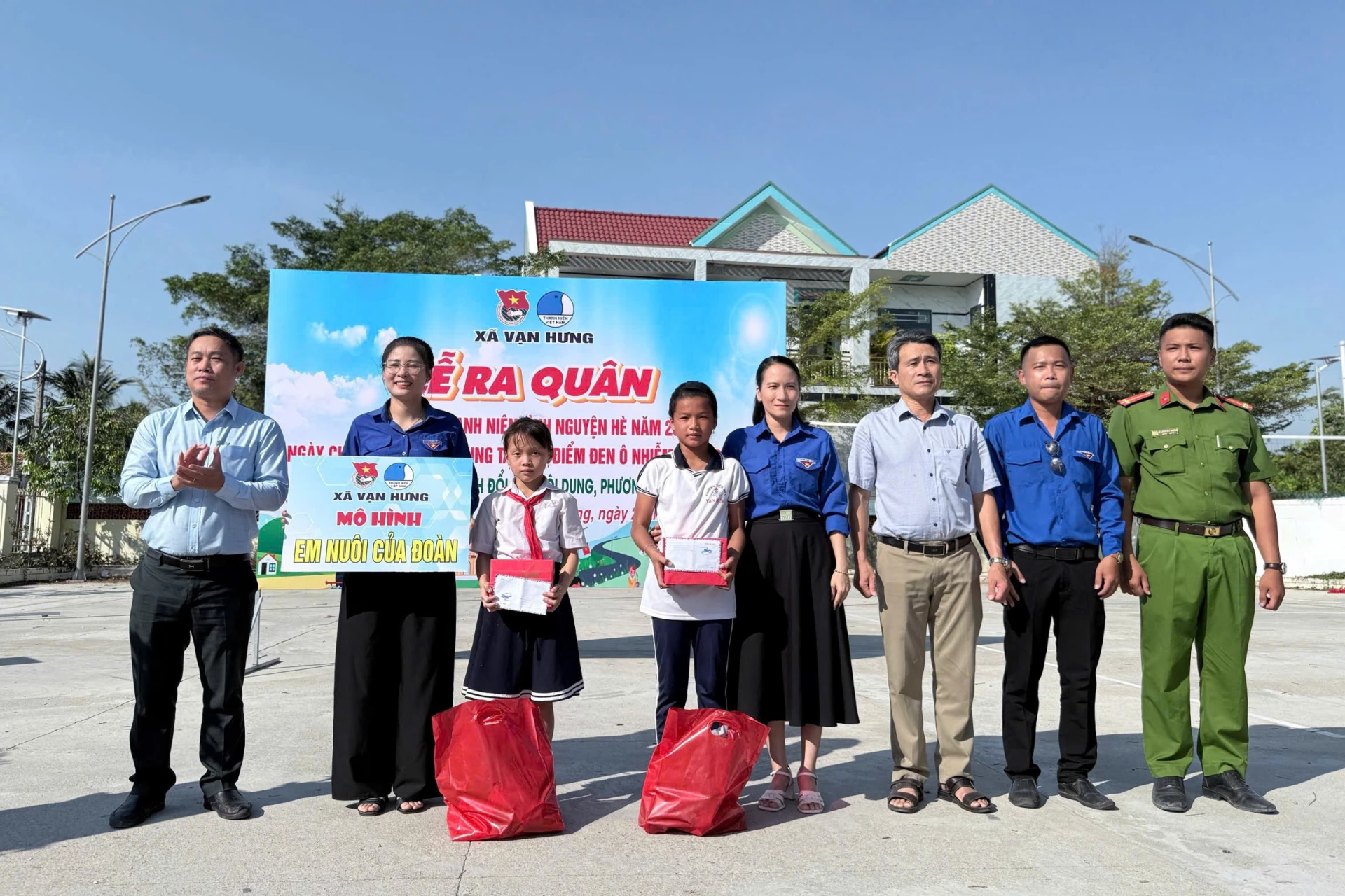 Đoàn xã ra mắt mô hình Em nuôi của Đoàn, nhận đỡ đầu 2 học sinh có hoàn cảnh đặc biệt khó khăn.