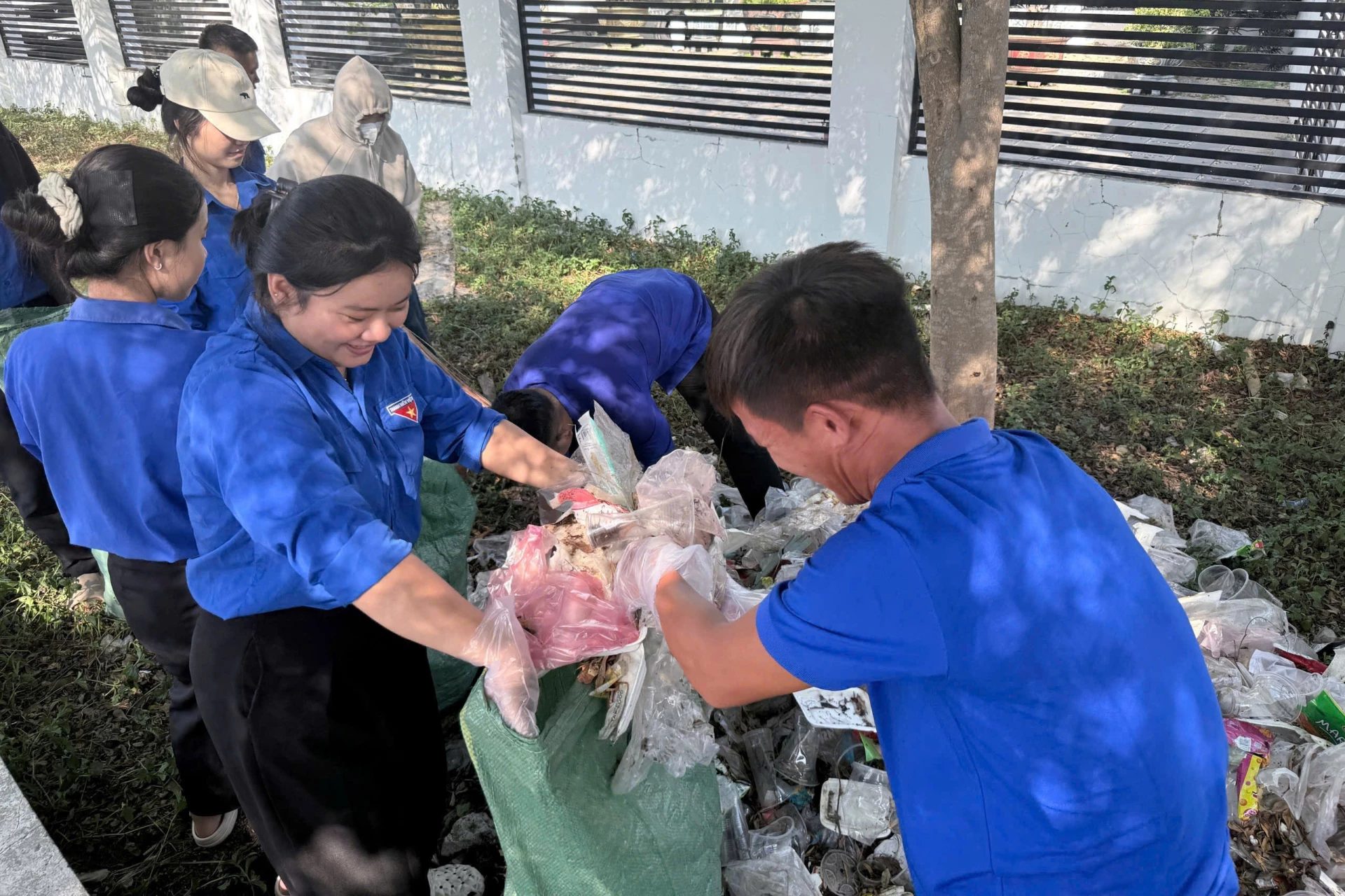 Đoàn viên, thanh niên tham gia vệ sinh môi trường.