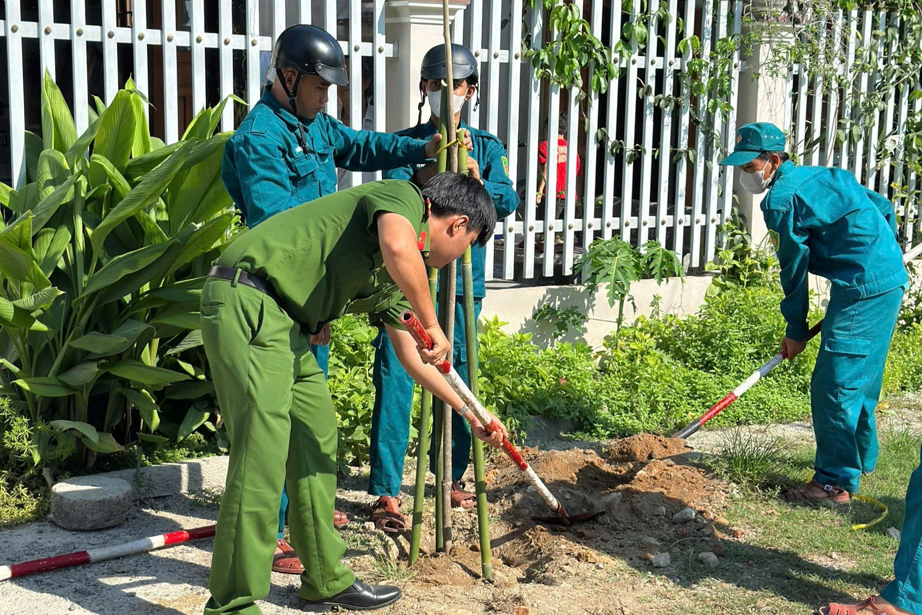 Các đoàn viên, thanh niên trồng cây xanh.