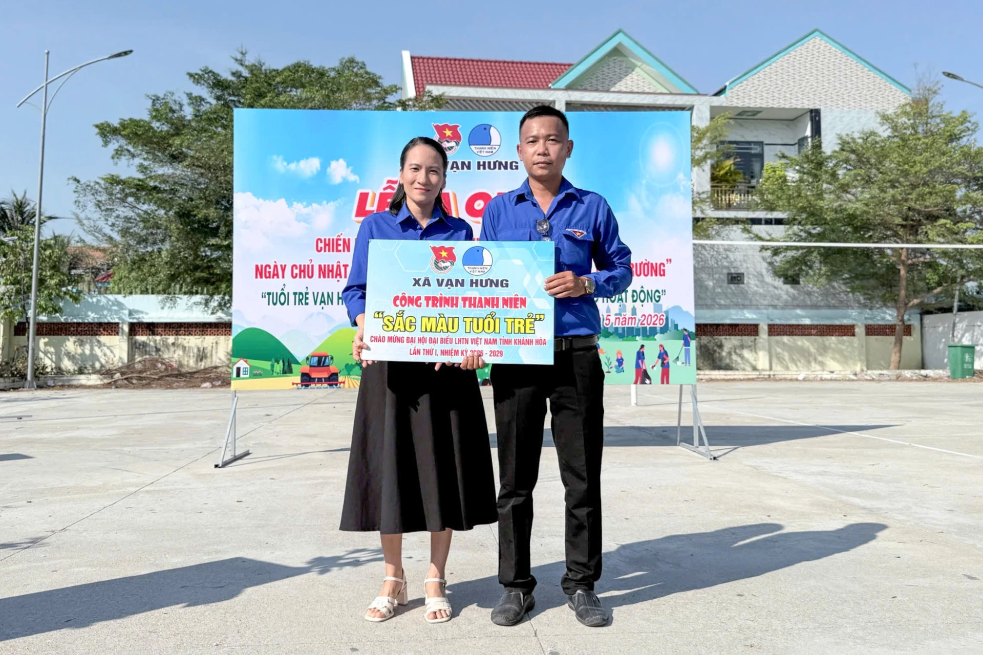 Trao bảng tượng trưng công trình Sắc màu tuổi trẻ cho Trường Tiểu học Vạn Hưng, cơ sở 2.