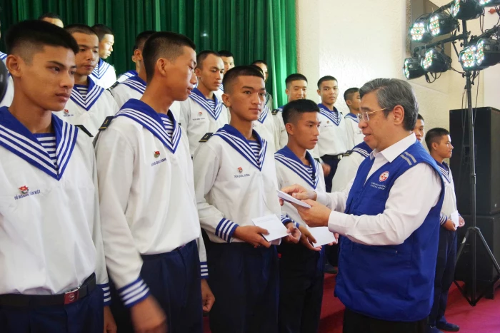 Hội đồng Nghĩa vụ quân sự TP. Hồ Chí Minh thăm chiến sĩ mới tại Trung tâm Huấn luyện Vùng 4 Hải quân