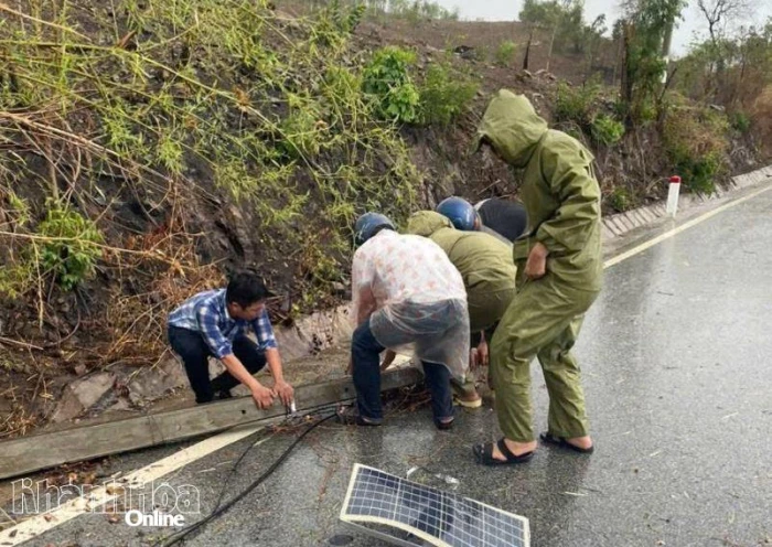 Công an xã Anh Dũng nhanh chóng hỗ trợ người dân khắc phục hậu quả lốc xoáy