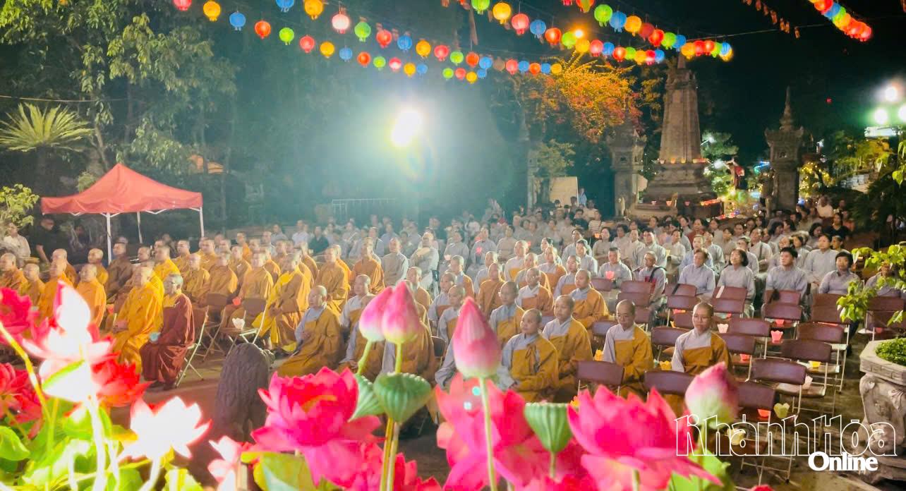 Đông đảo Tăng Ni, Phật tử và người dân tham dự buổi lễ.