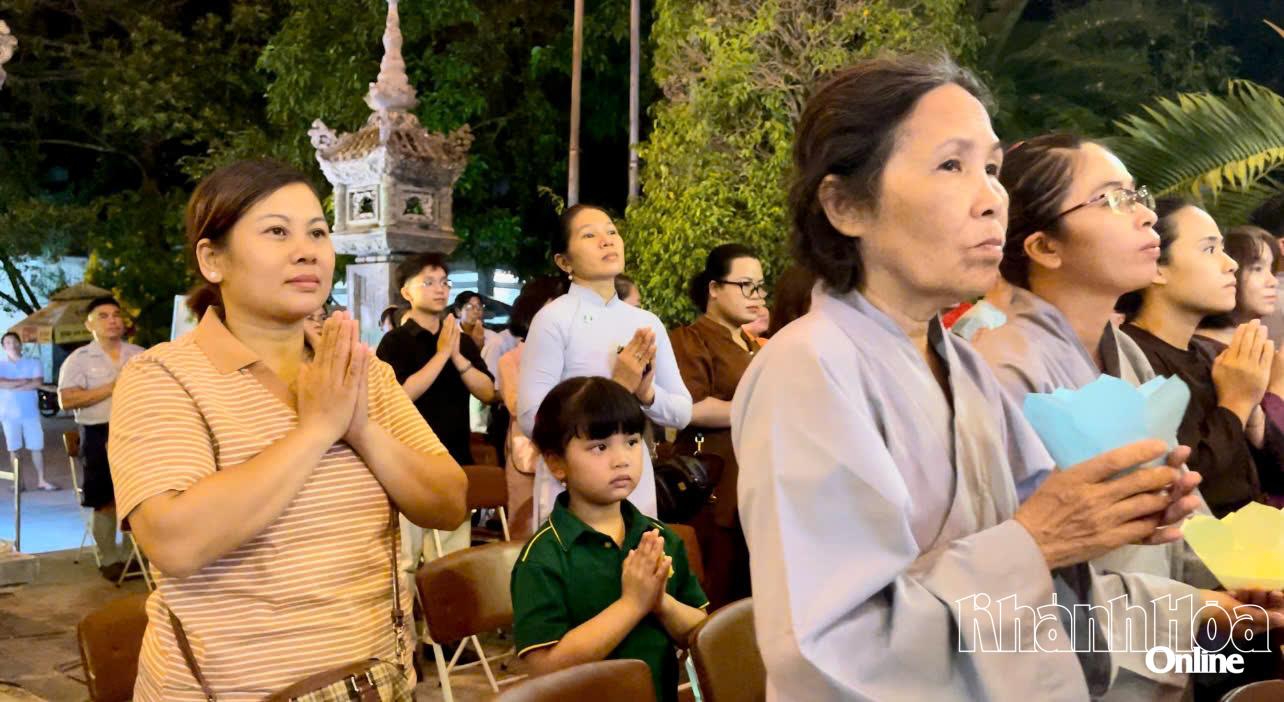 Nhiều Phật tử và người dân tham gia buổi lễ.