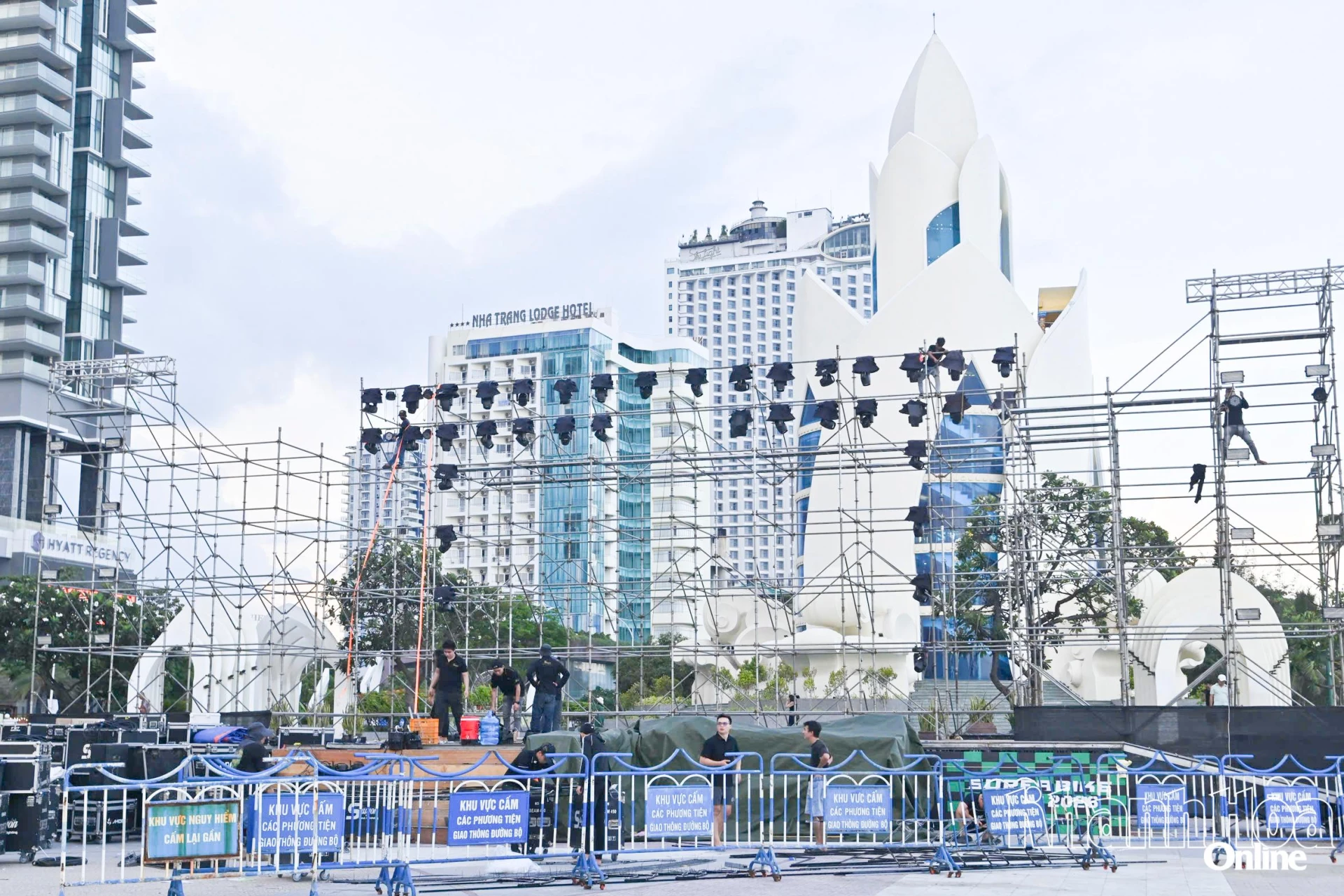 Đơn vị thi công lắp đặt sân khấu cho đêm khai mạc lễ hội ngày 29-5.
