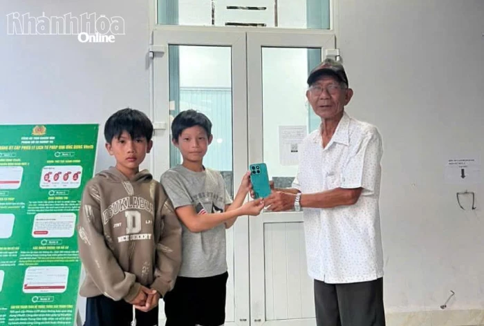 Hai học sinh nhặt được điện thoại, chủ động tìm người đánh rơi