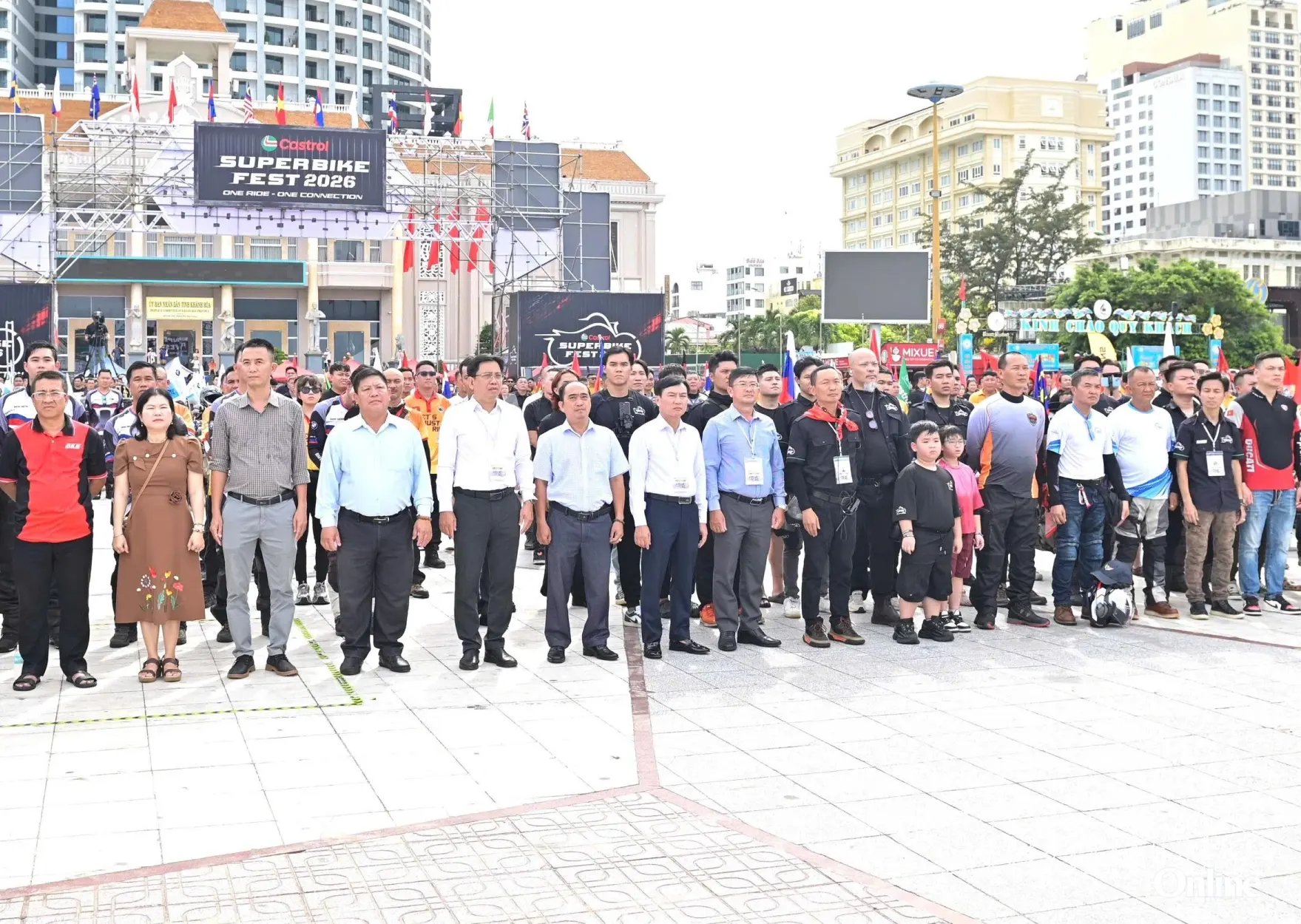Hơn 1.200 người tham gia lễ chào cờ tại Quảng trường 2 tháng 4, phường Nha Trang