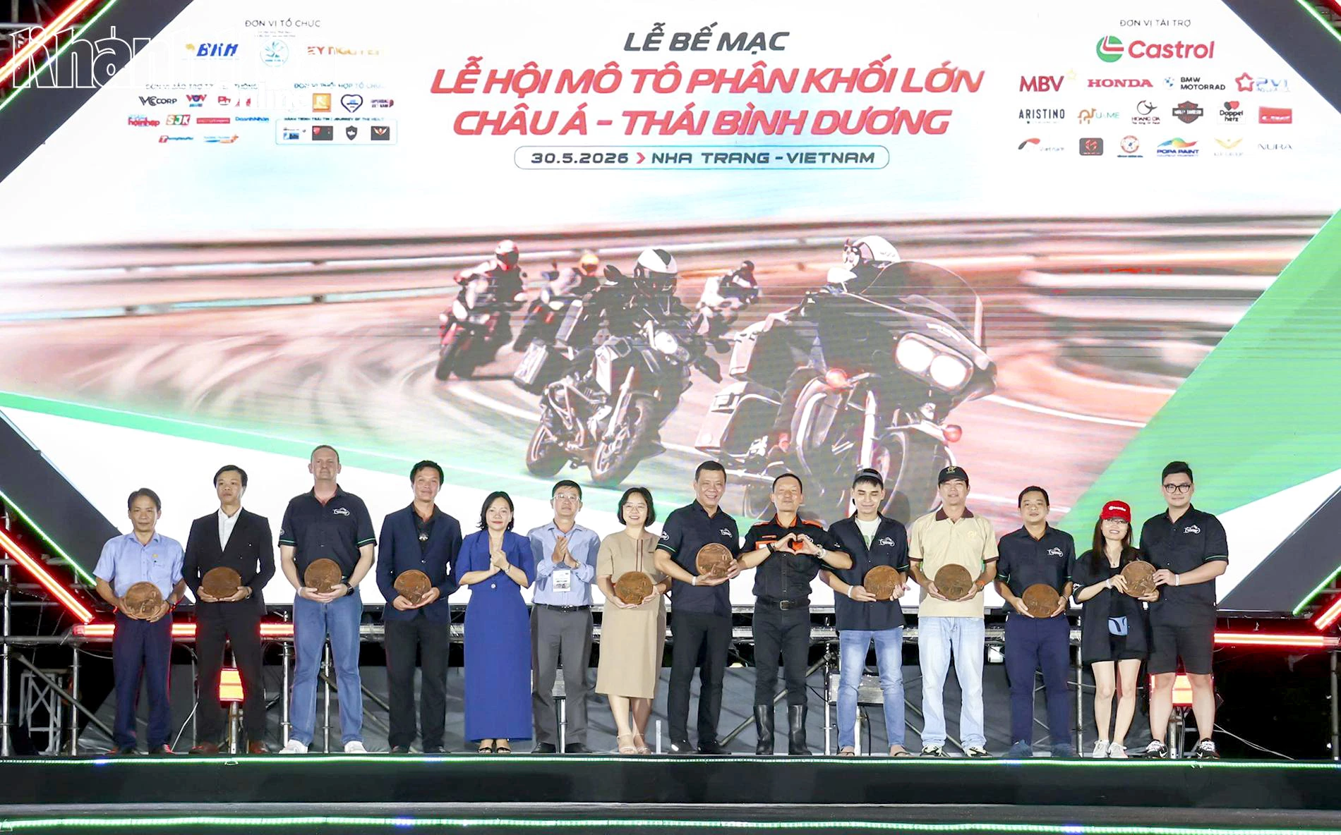 Ban tổ chức vinh danh các nhà tài trợ.