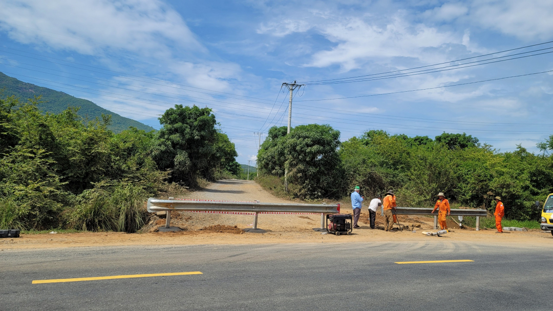 UBND thị xã Ninh Hòa: : Kiến nghị tháo gỡ khó khăn để mở lại đường vào mỏ vật liệu Hòn Hèo