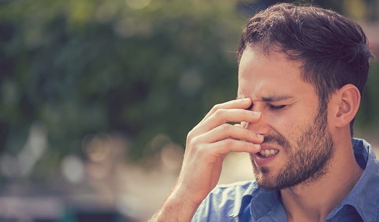 Đau đầu khi trời nắng nóng: Nguyên nhân và cách khắc phục