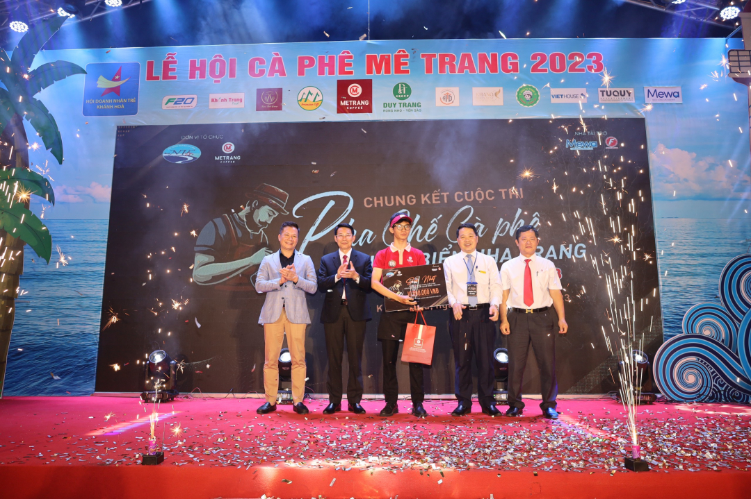 Ông Đinh Văn Thiệu và thành viên Ban tổ chức trao giải nhất cho thí sinh.