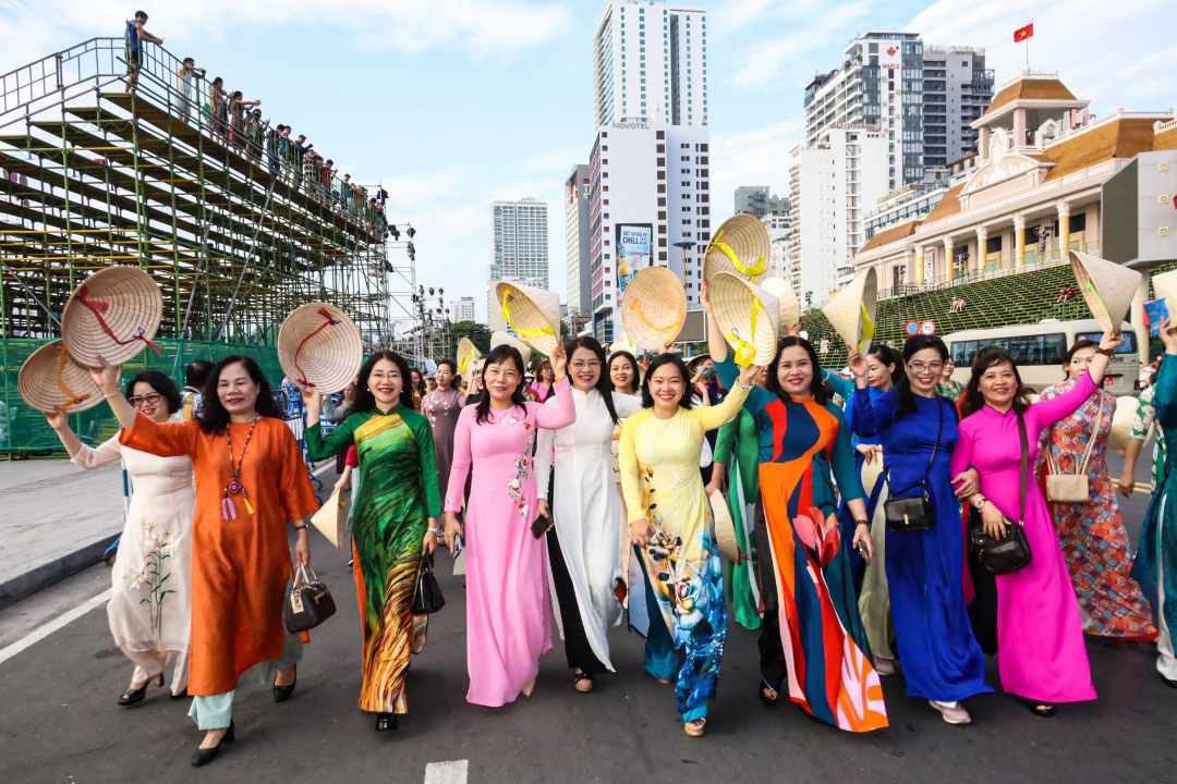 Female leadership of Party Newspaper agencies over the country join the parade

