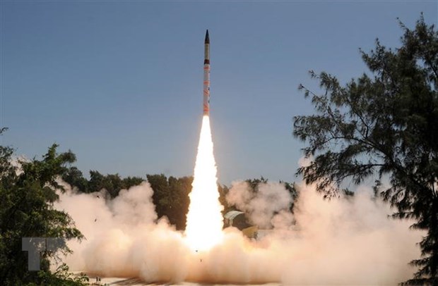 Phóng thử thành công tên lửa đạn đạo tầm trung Agni-IV từ đảo Wheeler, ngoài khơi bang Orissa, Ấn Độ. (Ảnh: AFP/TTXVN)

