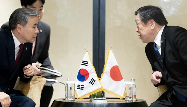 Bộ trưởng Quốc phòng Hàn Quốc Lee Jong-sup (trái) người đồng cấp Nhật Bản Yasukazu Hamada trong cuộc gặp tại Singapore. (Nguồn: Yonhap)

