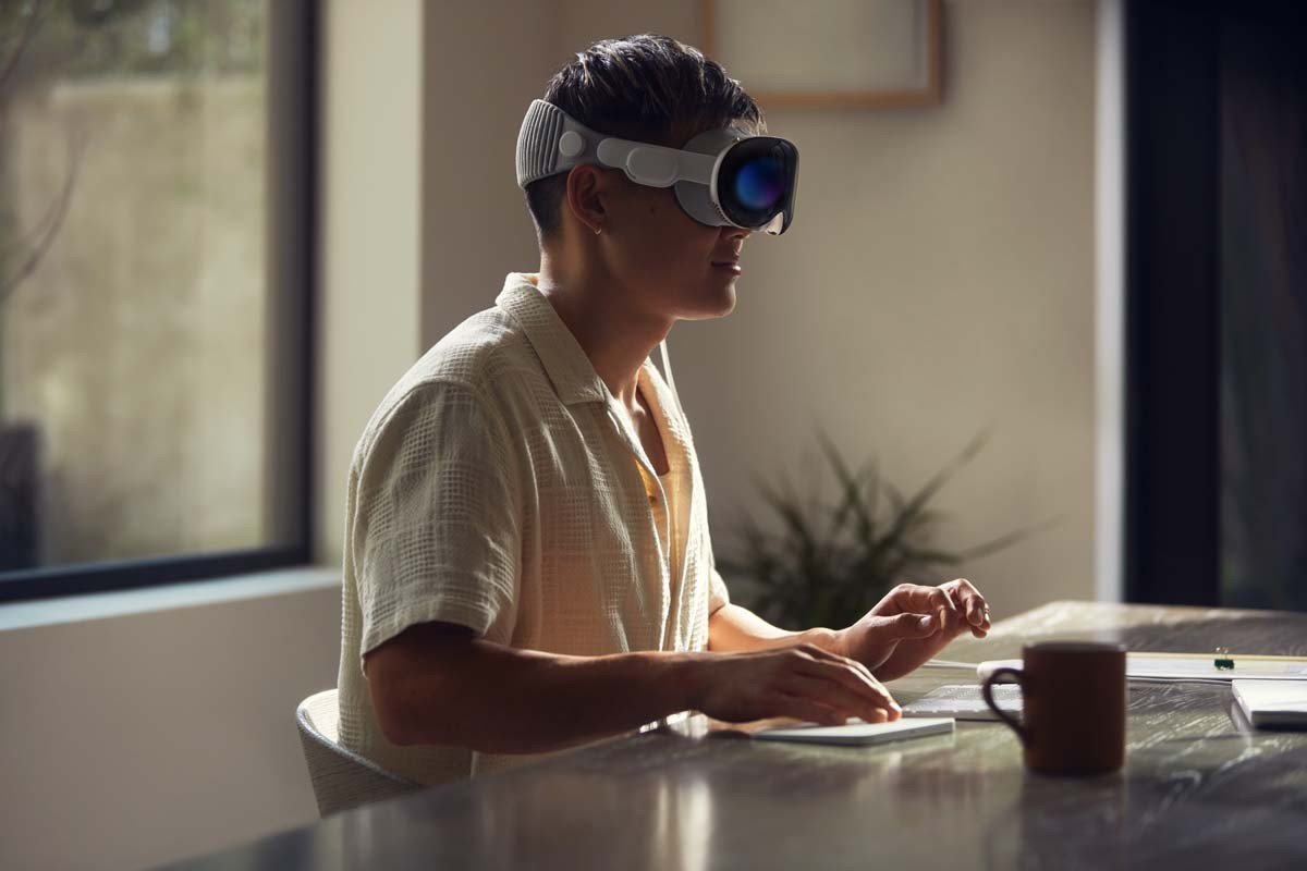 Tại sự kiện WWDC 2023, khai mạc vào rạng sáng 6-6 (theo giờ Việt Nam), Apple đã trình làng Vision Pro, là kính thực tế ảo (VR) hỗn hợp đầu tay của hãng này.