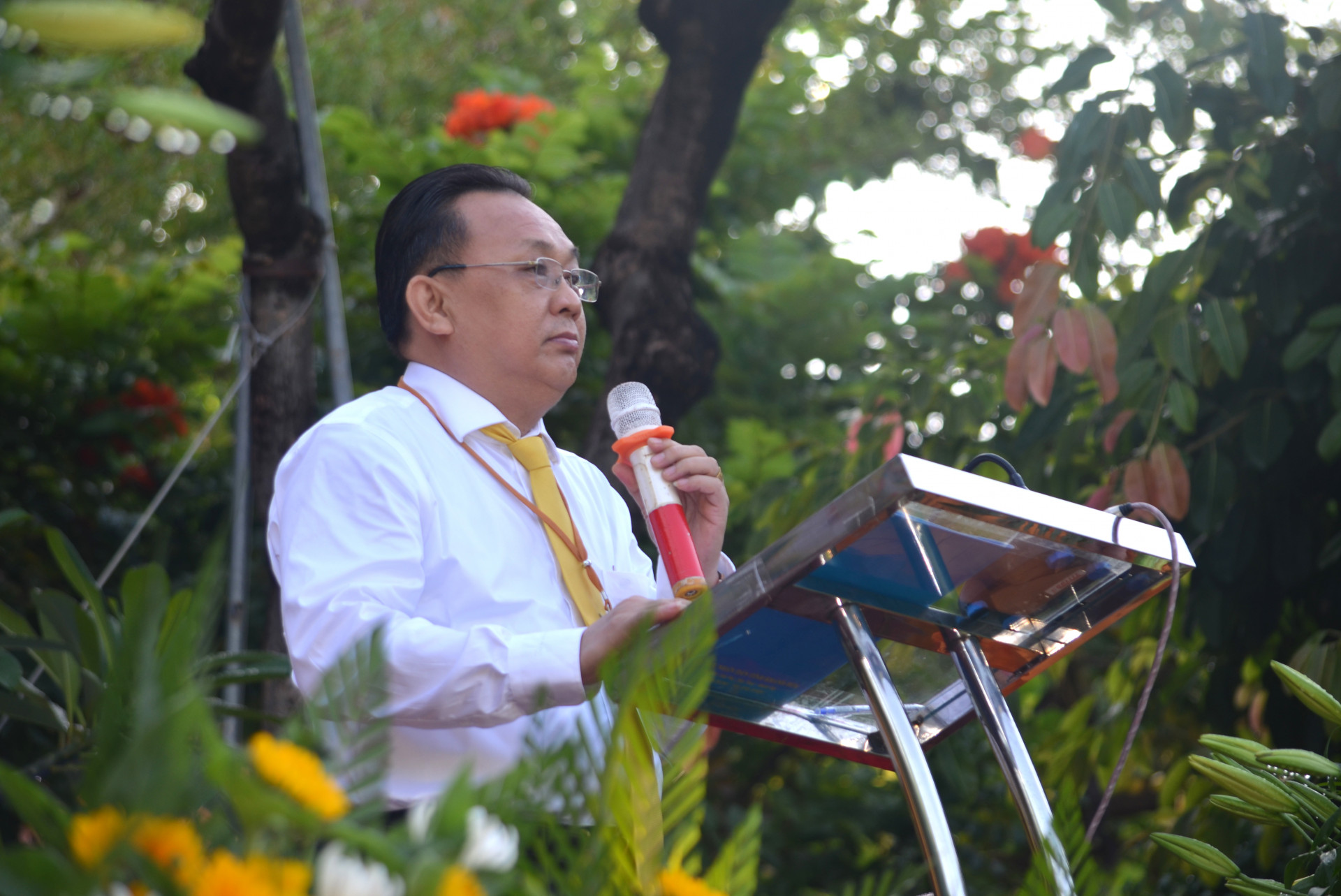 Đồng chí Lê Hữu Hoàng - Phó Chủ tịch Thường trực UBND tỉnh phát biểu tại lễ tưởng niệm 60 năm Bồ Tác Thích Quảng Đức vị pháp thiêu thân.