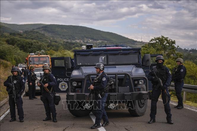 Cảnh sát đặc nhiệm vùng lãnh thổ Kosovo gác tại khu vực gần cửa khẩu biên giới Jarinje ngày 20/9/2021. Ảnh tư liệu: AFP/TTXVN

