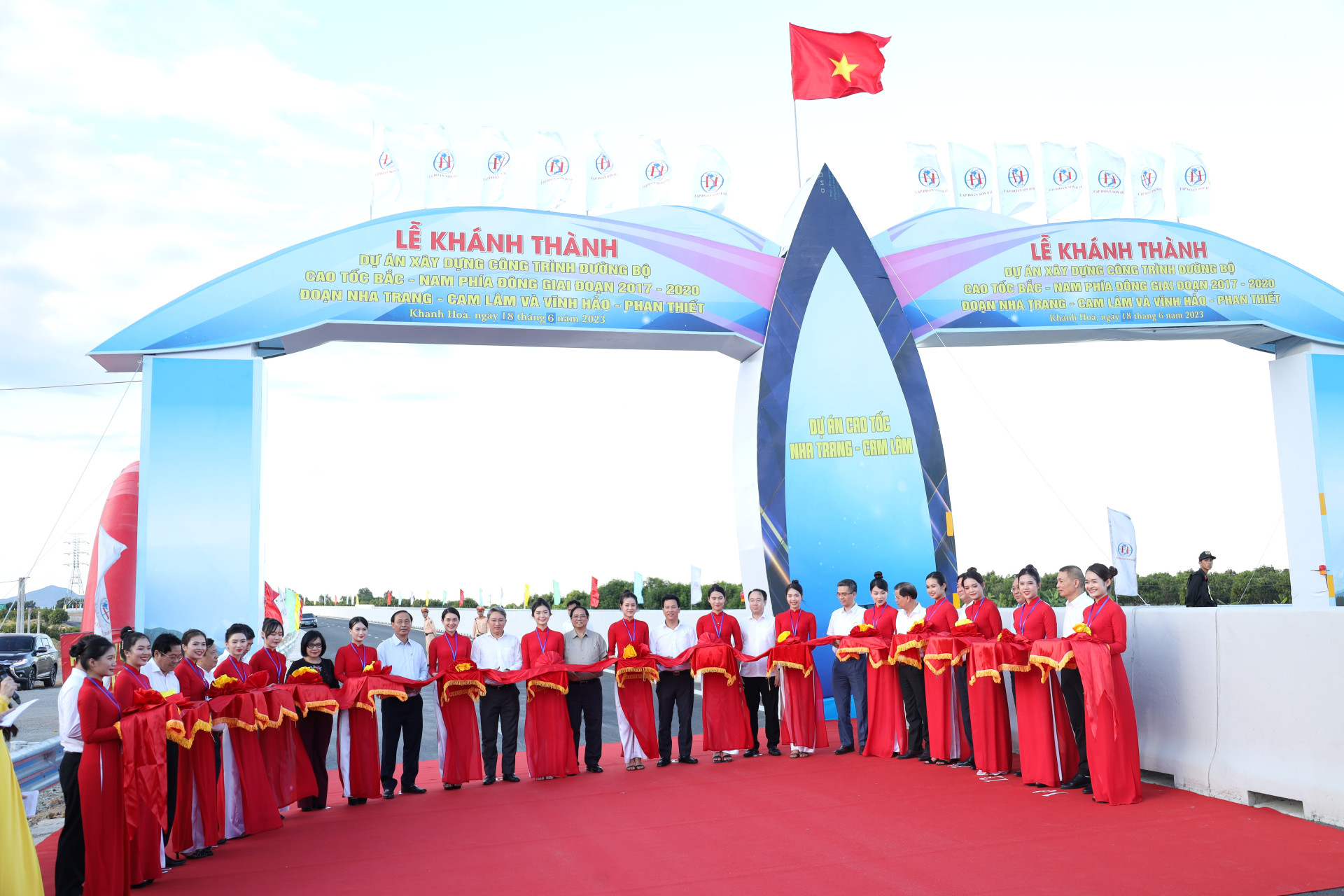 Thủ tướng và lãnh đạo bộ, ngành Trung ương và địa phương thực hiện nghi thức cắt băng khánh thành dự án cao tốc Nha Trang - Cam Lâm.