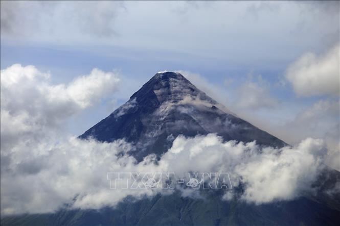 Khói bốc lên từ miệng núi lửa Mayon, nhìn từ thành phố Legazpi, tỉnh Albay, Philippines, ngày 12/6/2023. Ảnh minh họa: AFP/TTXVN

