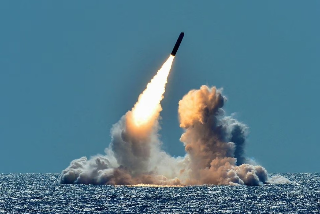 Một tên lửa Trident II D5 được phóng thử từ tàu ngầm tên lửa đạn đạo USS Nebraska của Hải quân Mỹ ngoài khơi bờ biển California ngày 26/3/2018. Ảnh: Reuters

