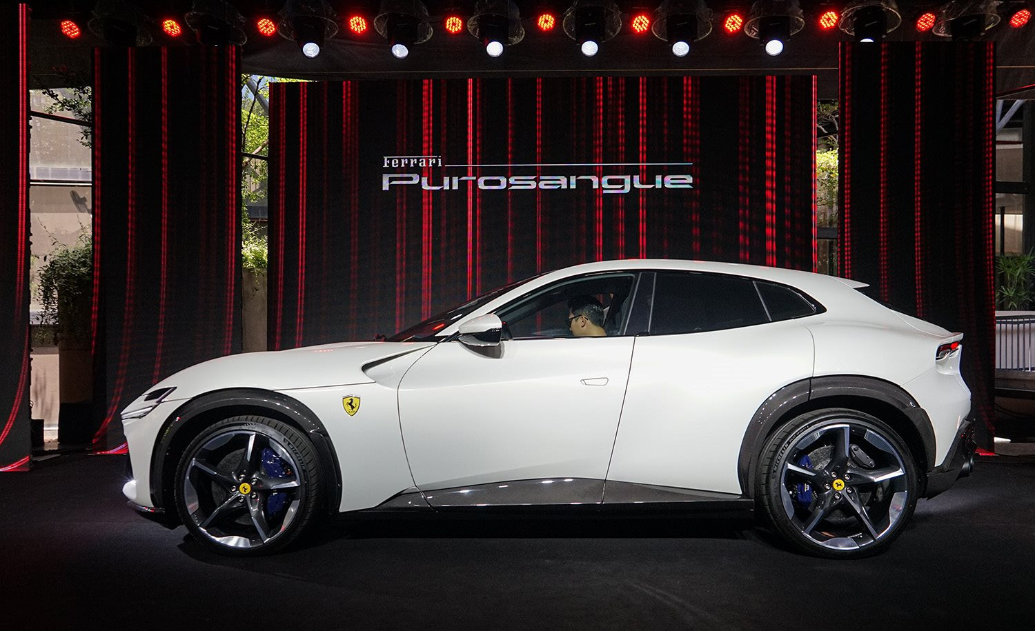 Xe siêu sang đổ bộ Việt Nam bất chấp thị trường nhiều khó khăn