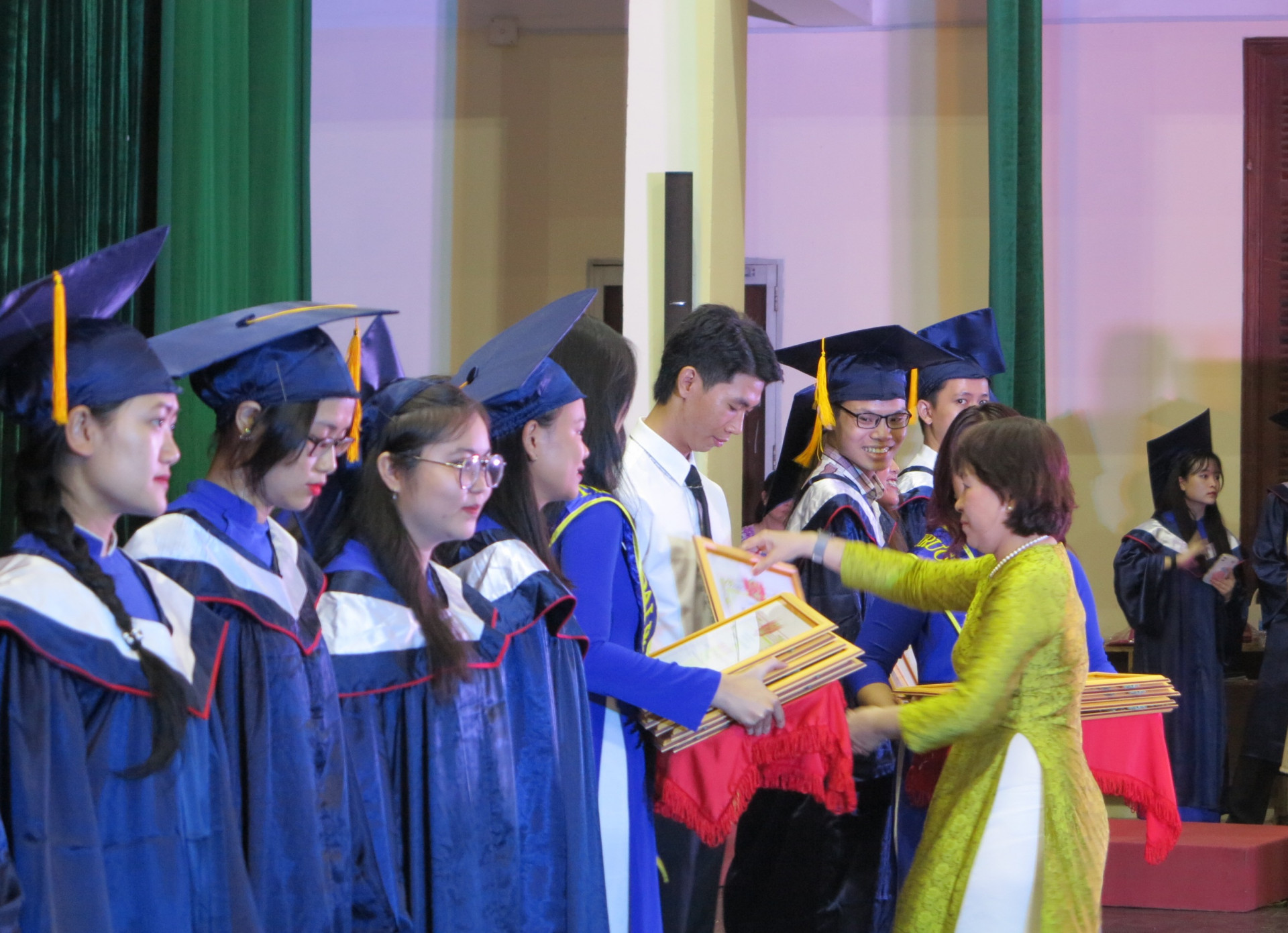 Tiến sĩ Lê Thị Mỹ Bình - Bí thư Đảng ủy, Chủ tịch Hội đồng Trường Đại học Khánh Hòa trao giấy khen cho các tập thể lớp đạt thành tích năm học 2022-2023. 