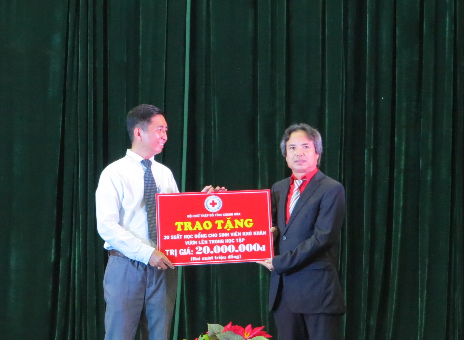 Hội Chữ Thập đỏ tỉnh Khánh Hòa trao học bổng cho Quỹ Khuyến học của trường. 