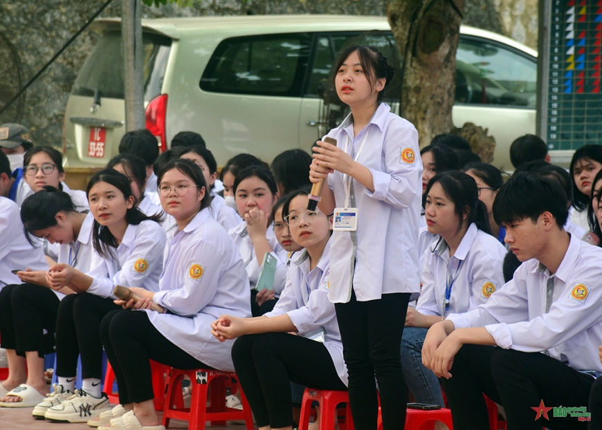 Học sinh đặt câu hỏi tại buổi tư vấn tuyển sinh quân sự do Cục Nhà trường (Bộ Tổng Tham mưu Quân đội nhân dân Việt Nam) tổ chức tại tỉnh Bắc Kạn.