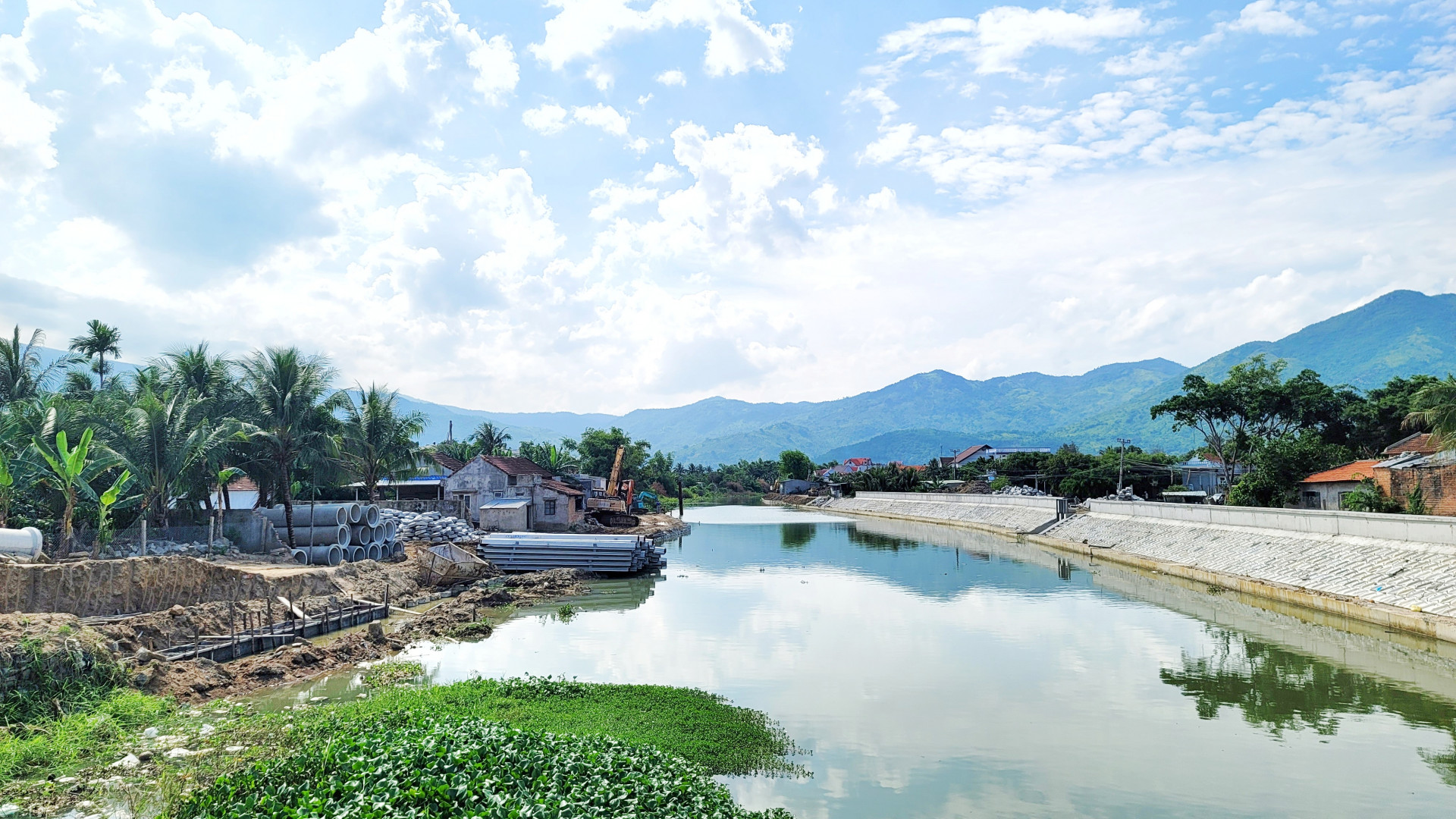 Thi công tại dự án kè sông Tô Giang.