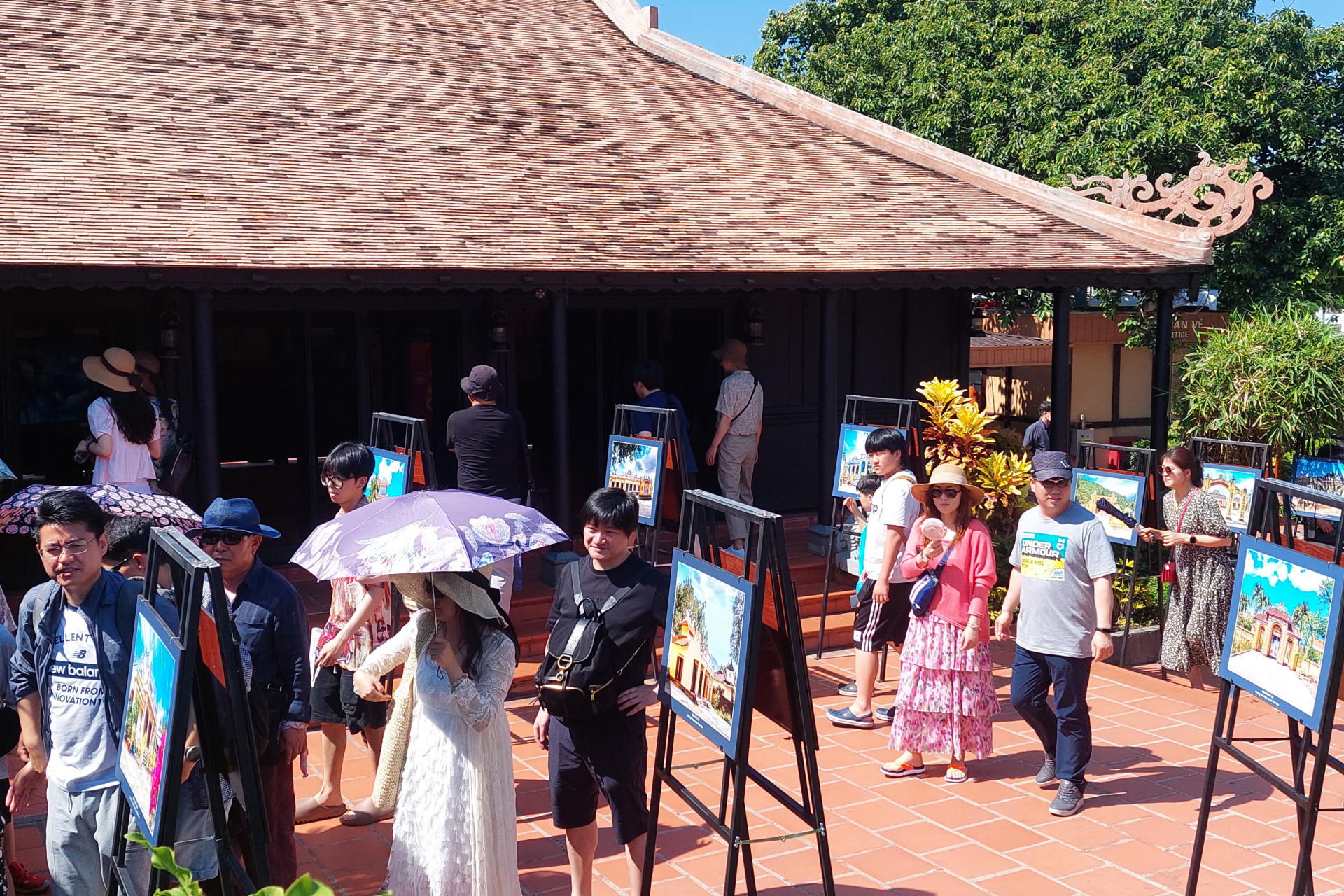 Hình ảnh về các di tích, danh thắng được trưng bày tại phía trước Hội quán vịnh Nha Trang.