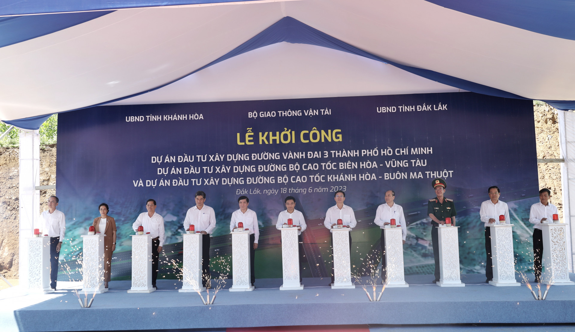 Các đại biểu tại điểm cầu tỉnh Đắk Lắk thực hiện nghi thức bấm nút khởi công dự án cao tốc Khánh Hòa - Buôn Ma Thuột.