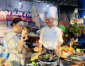 Người dân và du khách háo hức thưởng thức món ngon ở lễ hội ẩm thực