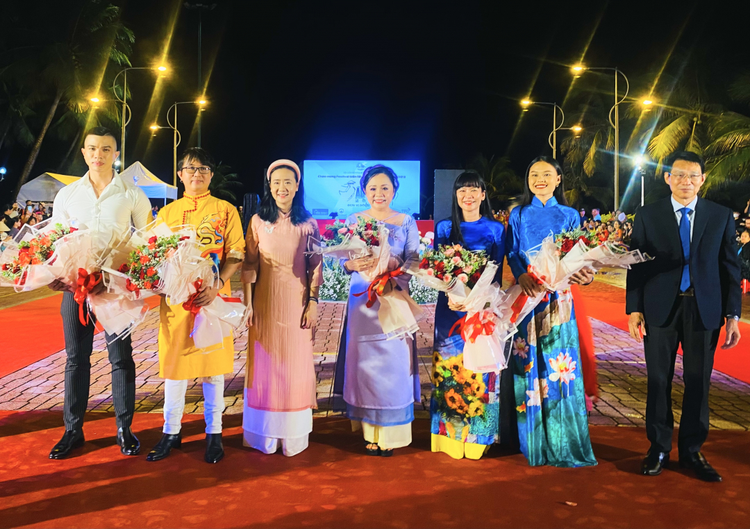 Ông Đinh Văn Thiệu - Phó Chủ tịch UBND tỉnh cùng lãnh đạo Hội LHPN tỉnh Khánh Hoà tặng hoa cảm ơn cho các nhà tài trợ.