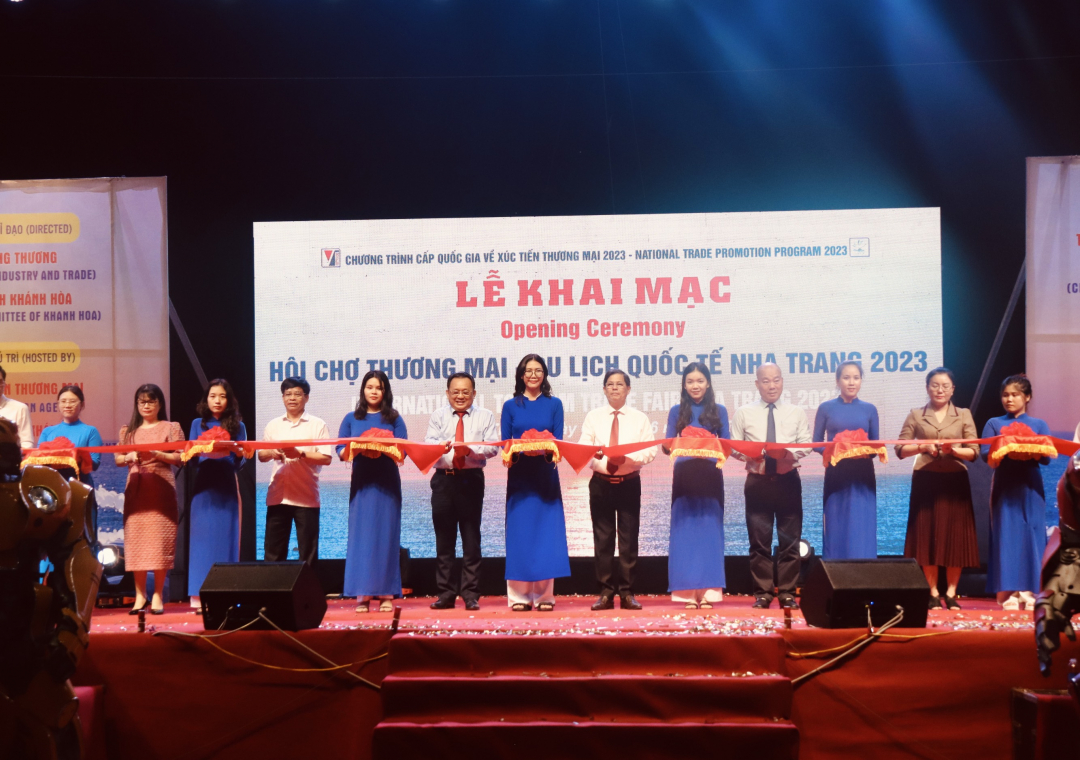 Representatives cutting ribbon at the opening ceremony

