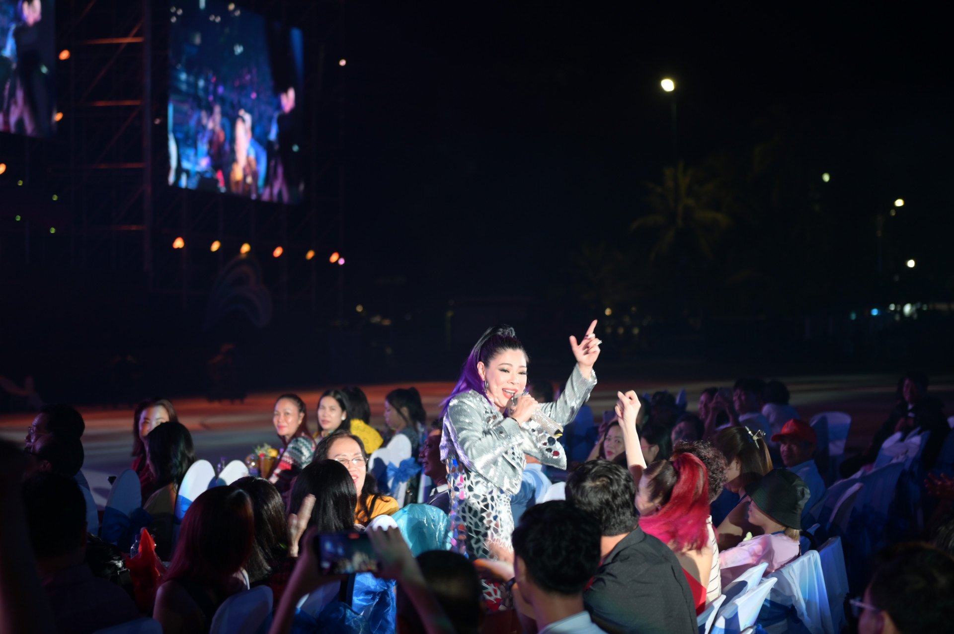 Ca sĩ Thanh Thảo trở lại với khán giả Nha Trang qua những ca khúc đã làm nên tên tuổi của cô.