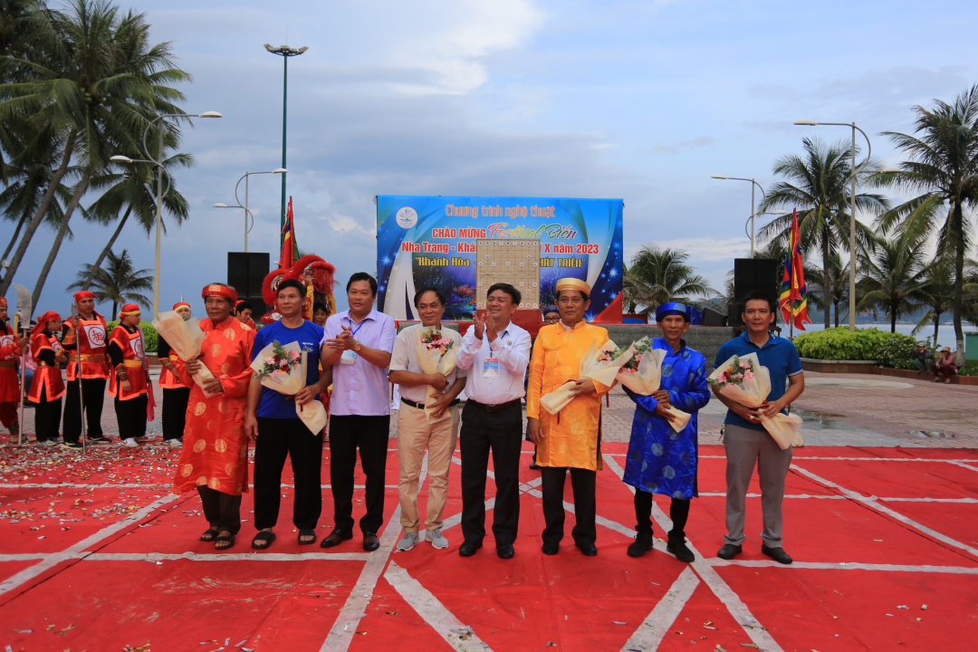 Organization board offering flowers to participants

