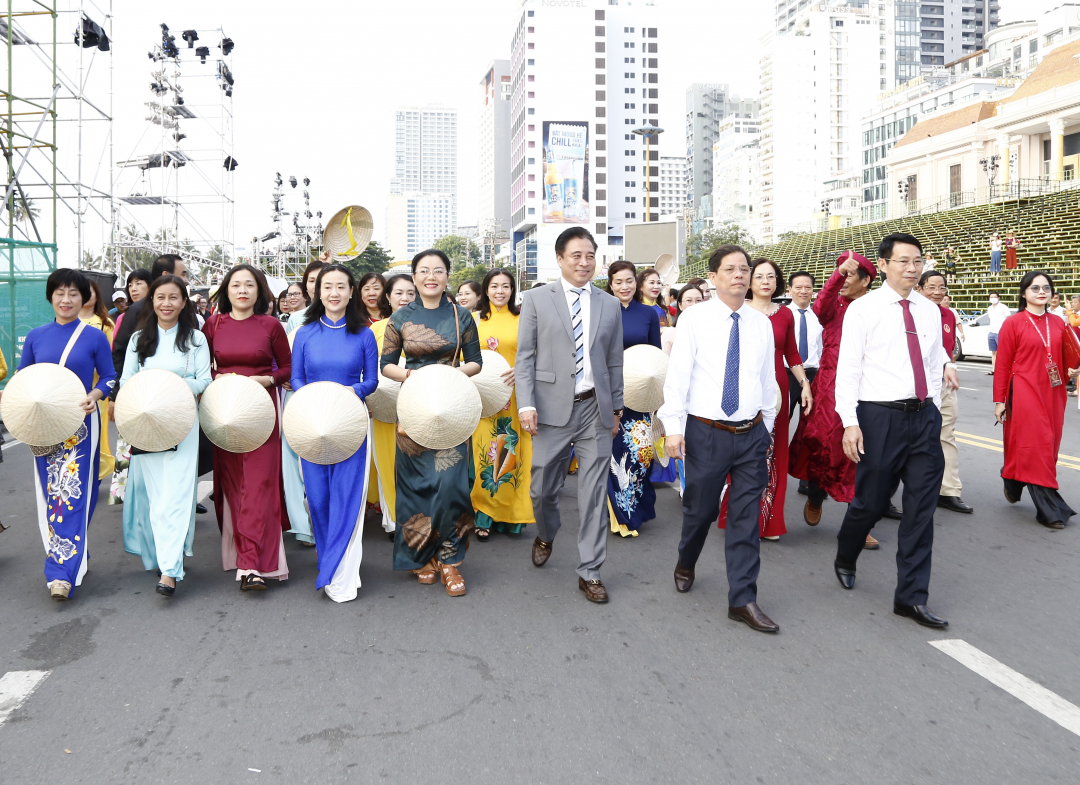 Khanh Hoa Province’s leadership join the parade

