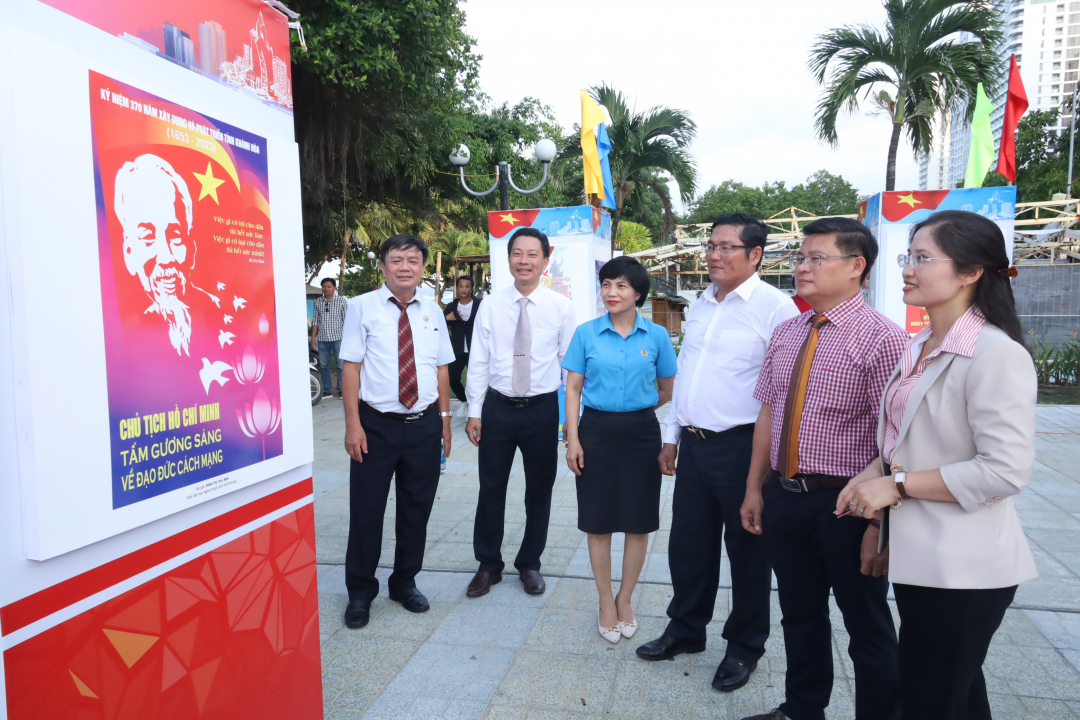 Representatives viewing exhibits
