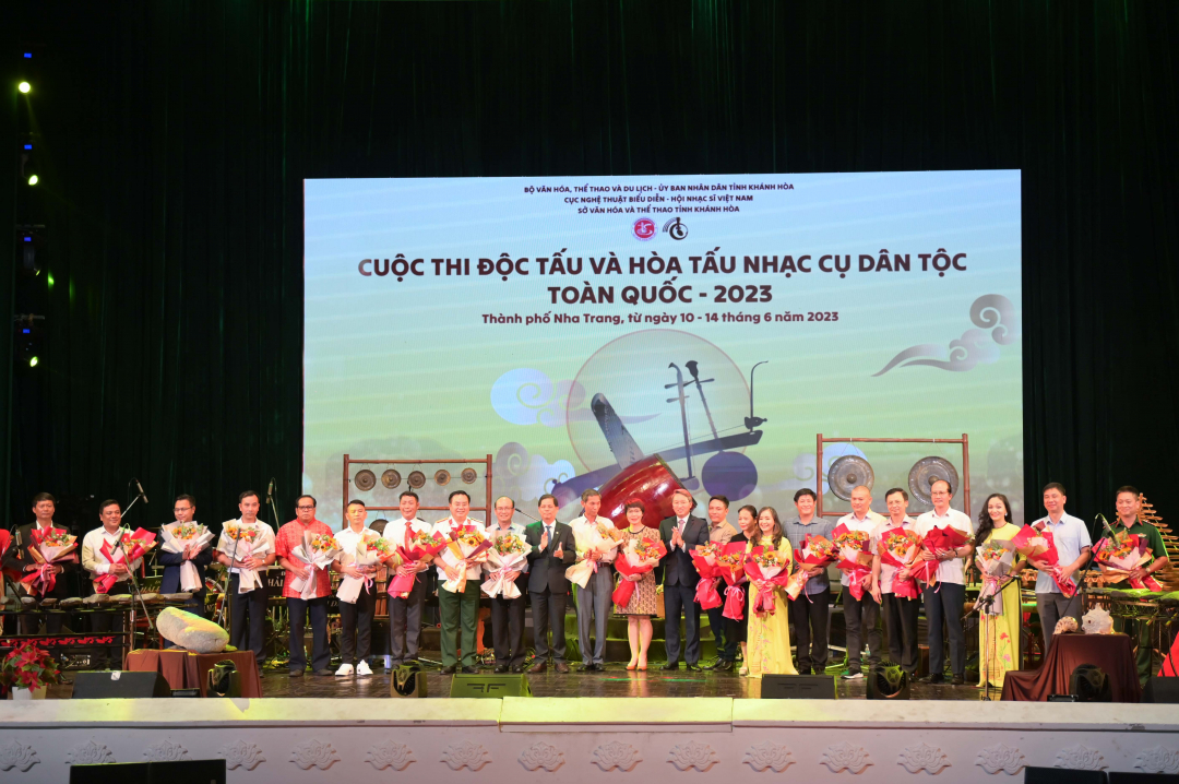 Representatives presenting flowers to participating art units 

