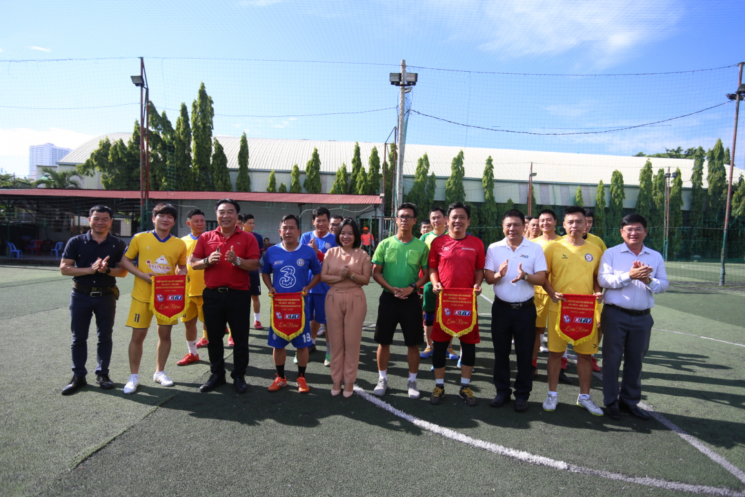 Leaders of Khanh Hoa Journalists’ Association and press agencies presenting souvenir flags to teams
