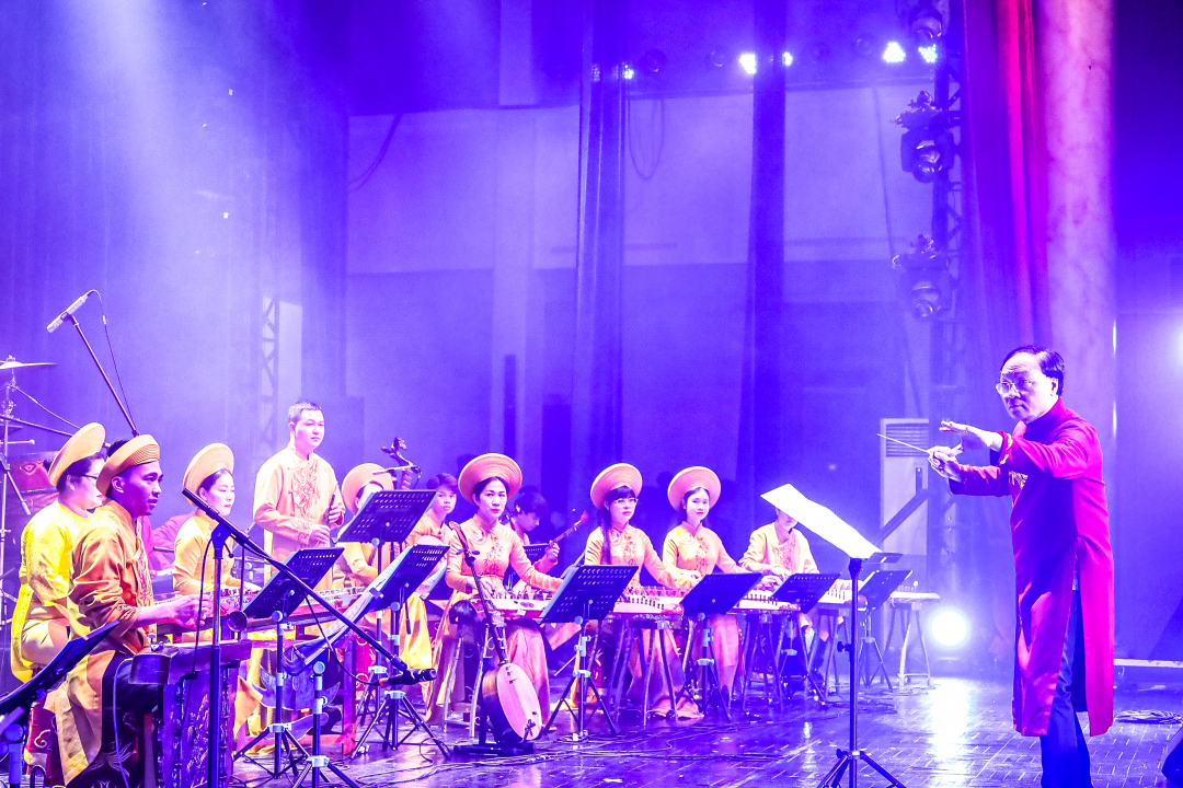 Artists of Hue Music Academy play typical music of the land of ancient capital

