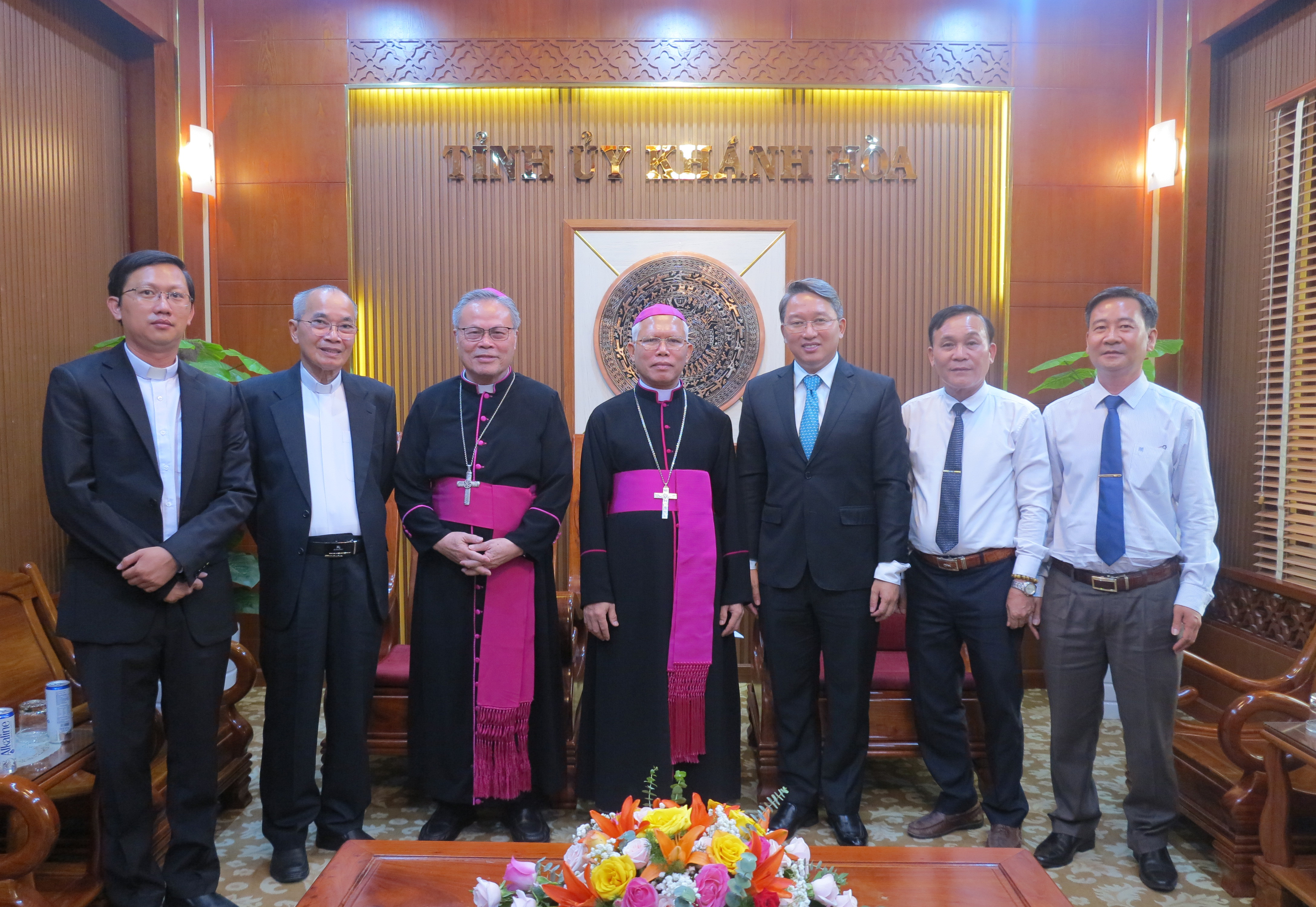 Bí thư Tỉnh ủy Nguyễn Hải Ninh tiếp Tổng Giám mục Giuse Nguyễn Chí Linh và Giám mục tân cử Giuse Huỳnh Văn Sỹ