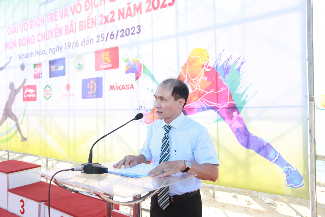 Nguyen Tuan Thanh, deputy director of Khanh Hoa Provincial Department of Culture and Sports, giving opening speech

