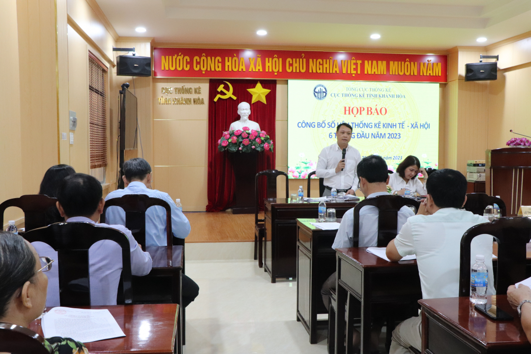 Representatives of Khanh Hoa Provincial Department of Statistics answer questions from reporters at the press conference

