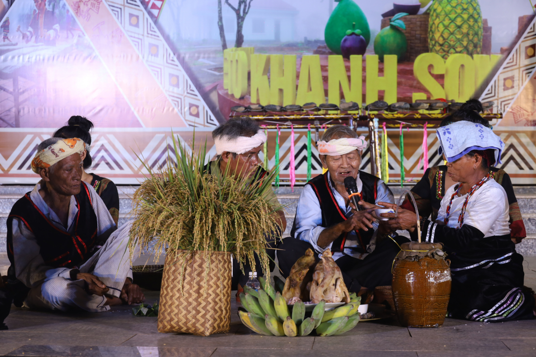 Raglai people performing ritual acts of New Rice Ceremony at Vietnamese Ethnic Groups’ Culture Day 2022 in Khanh Son District

