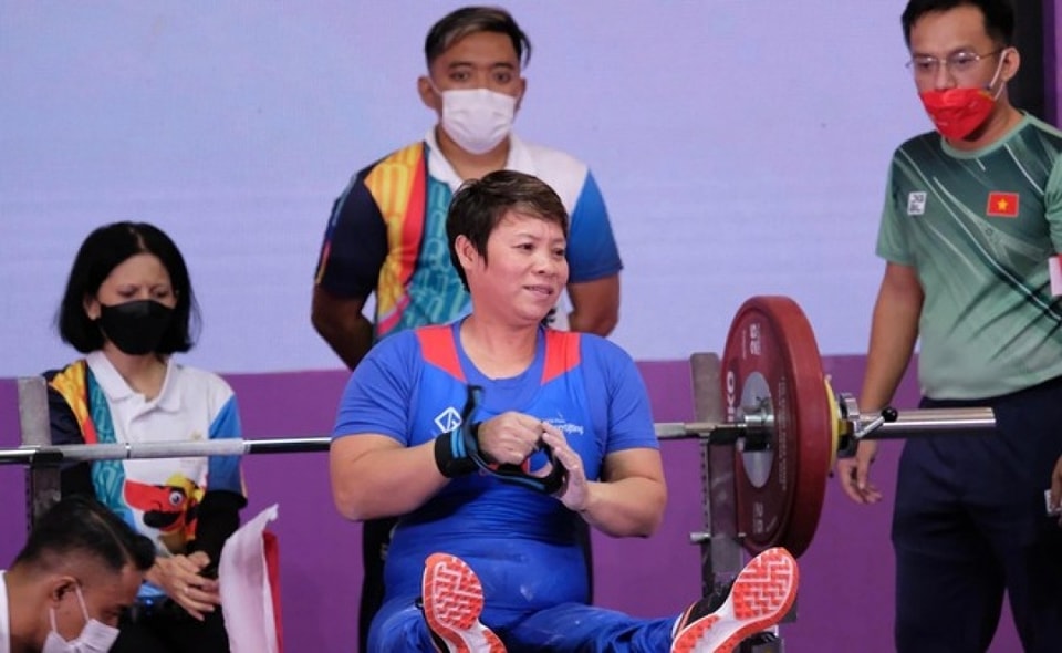 Nữ vận động viên Châu Hoàng Tuyết Loan (người Khánh Hòa) phá kỷ lục môn cử tạ nữ, hạng cân 55 kg tại kỳ Para Games 12. (Nguồn: Thể thao Việt Nam)
