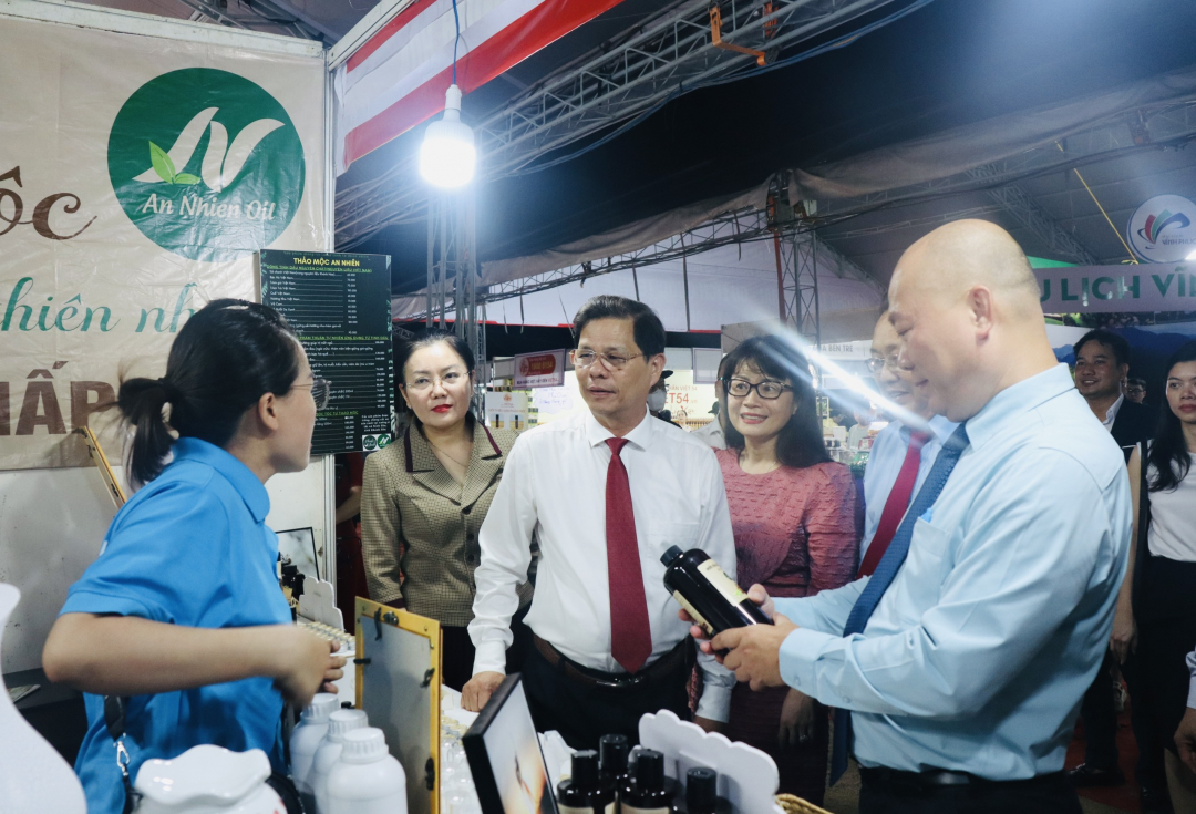 Representatives visiting herb stall of Khanh Hoa

