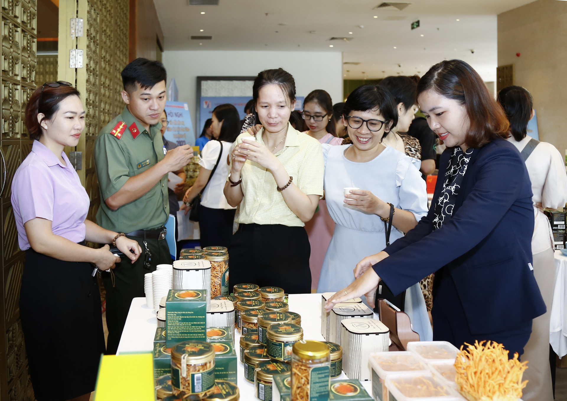 Đại biểu tham dự hội nghị tìm hiểu gian hàng đông trùng hạ thảo Thiên Thảo Group của Khánh Hòa