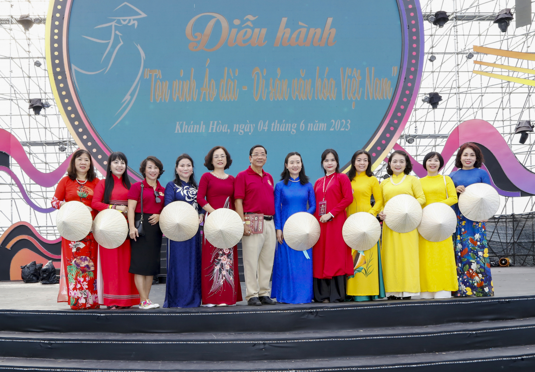 Organization committee posing for souvenir photo with the representatives of VietKings 

