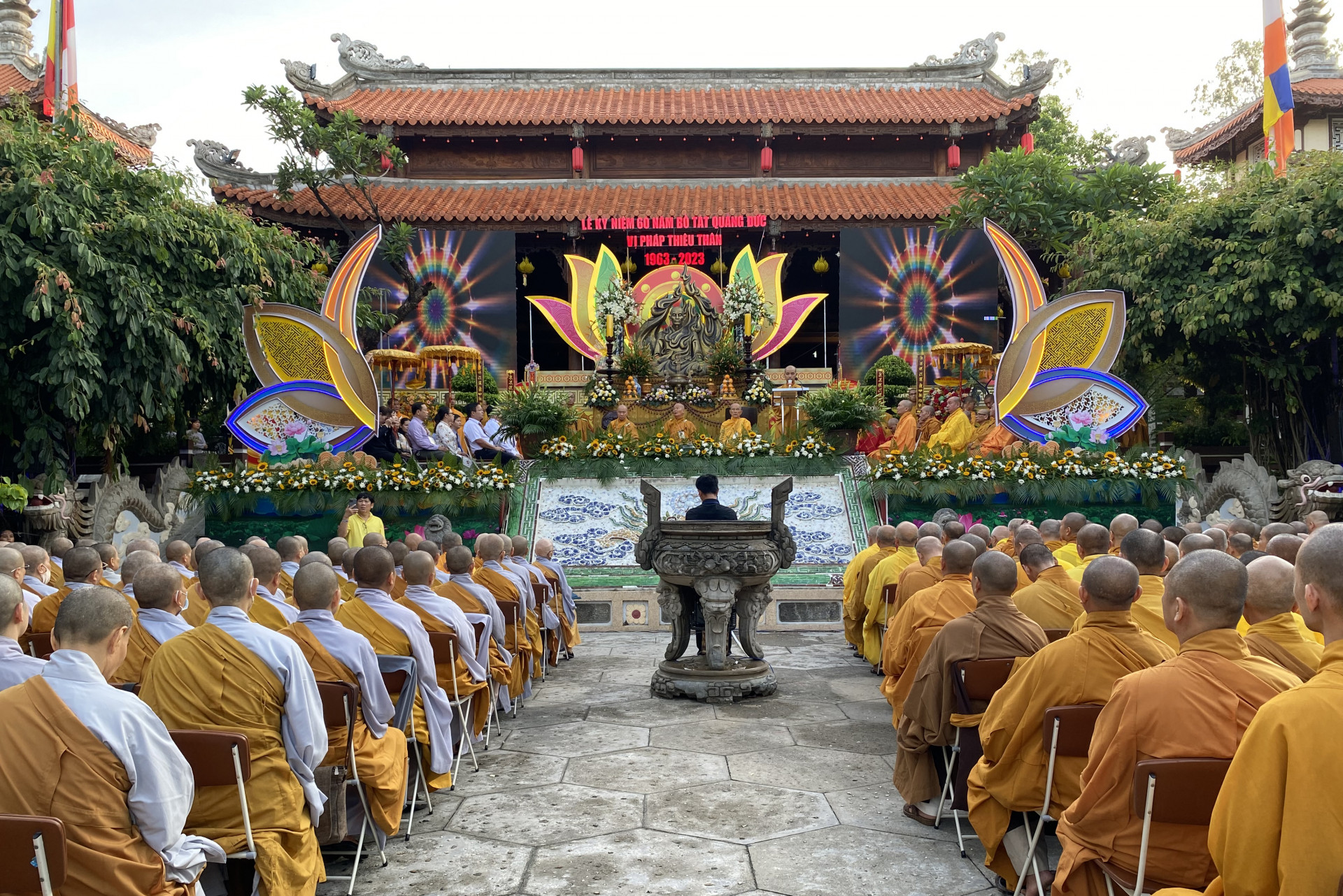 Đông đảo tăng ni, Phật tử đến tham dự lễ tưởng niệm 60 năm Bồ Tác Thích Quảng Đức vị pháp thiêu thân.
